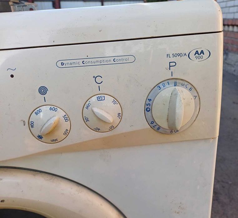 Продам стиральную машинку на запчасти  Whirlpool  FL5090/A