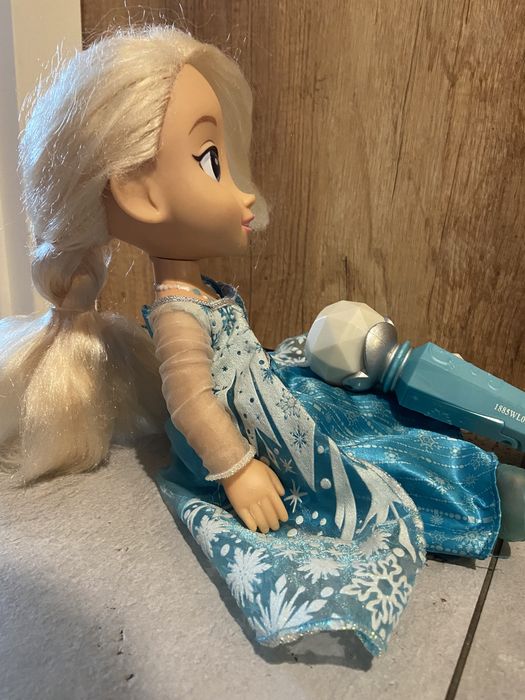 Lalka Elsa śpiewająca z mikrofonem