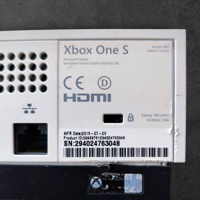 Zestaw Xbox One S + 3 pady + 2 gry + stacja ładująca
