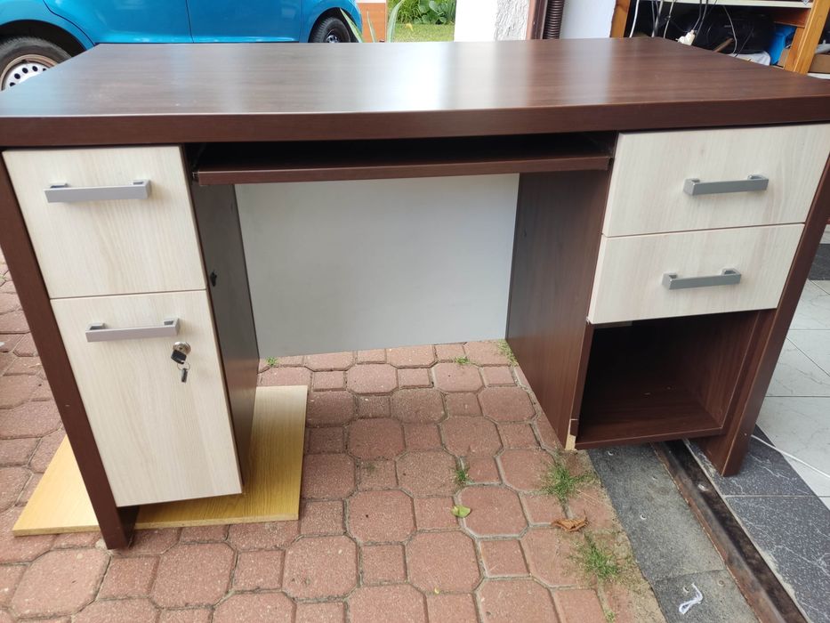 Eleganckie biurko z szybą LED do biura