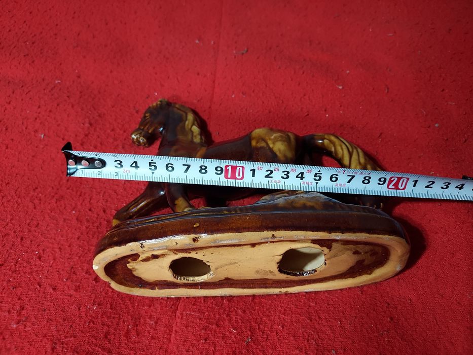 Estatueta de cavalo de cerâmica castanha