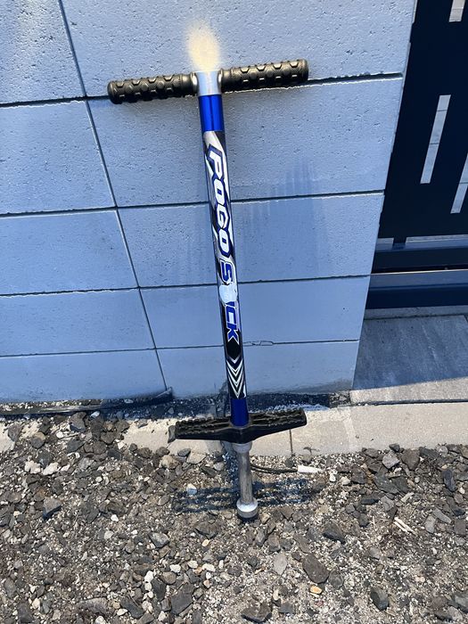 Pogo stick niebieski