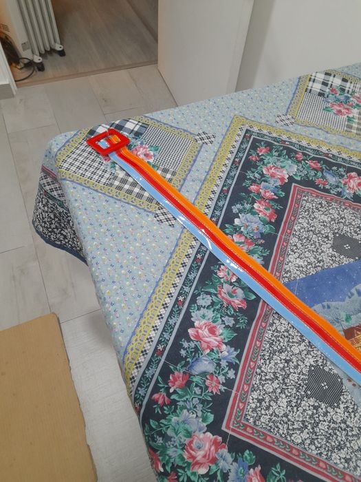 Cinto colorido azul, laranja e vermelho