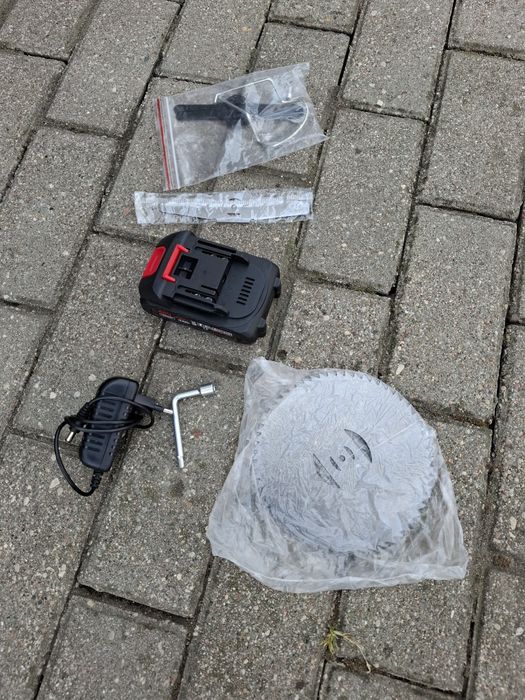 Podkaszarka akumulatorowa.