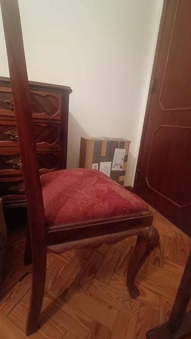 Cadeira com banco vermelho