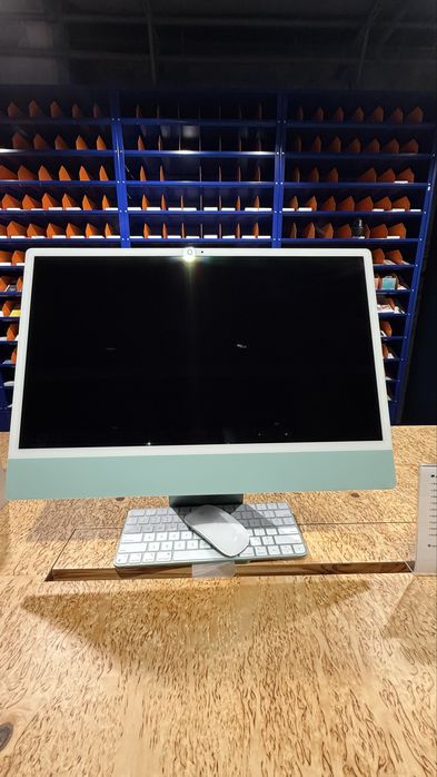 •Apple iMac 24" (2021) - M1