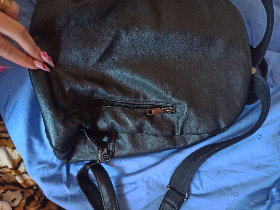 Рюкзак на плечі можна застібнути і буде на одне плече