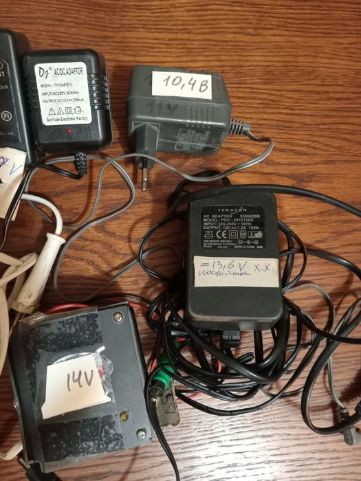 Блок живлення -є різні- від  9в до 14 в