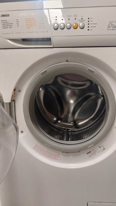 Máquina de lavar roupas seminova.