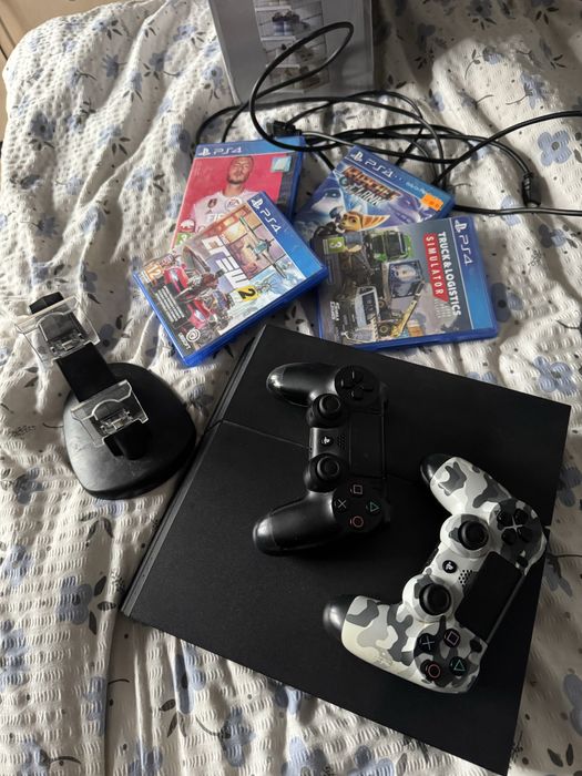 PlayStation 4 1TB z 2 padami , stacją ladujaca dwa pady na raz i 4 grami