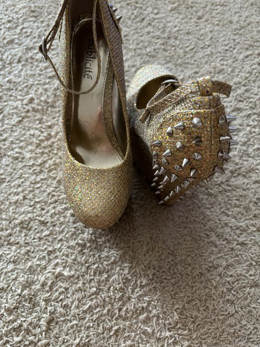 Buty na koturnie