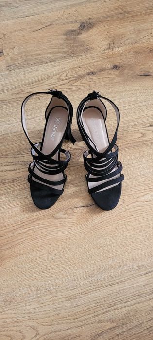Czarne buty na obcasie