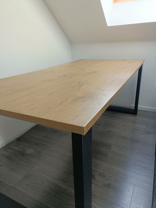 Stół loftowy 175 × 90 cm – drewniany dekor, czarne metalowe nogi