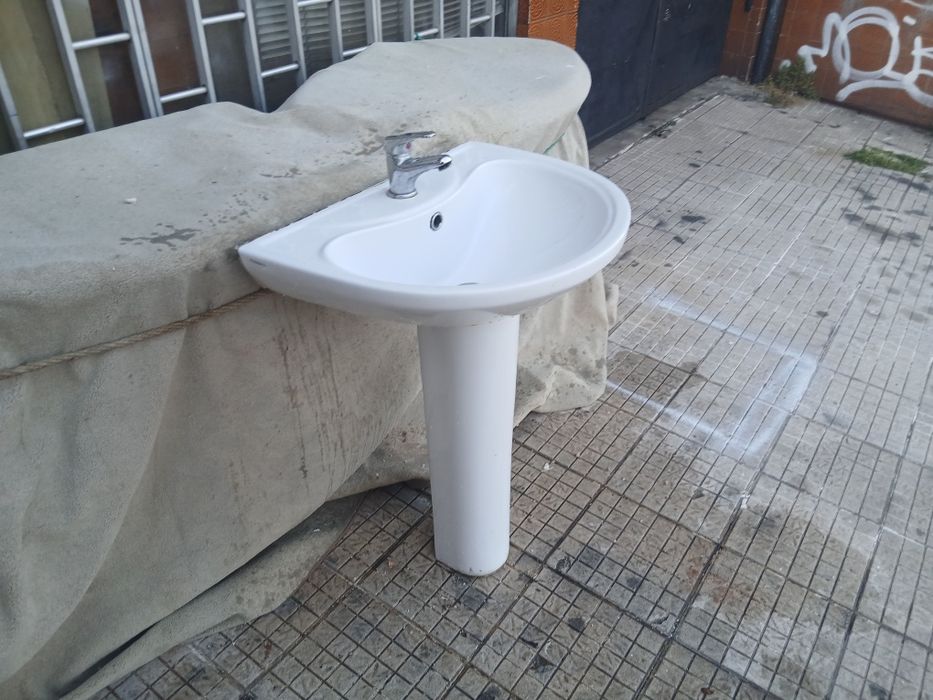 Lavatorio de pé com torneira misturadora