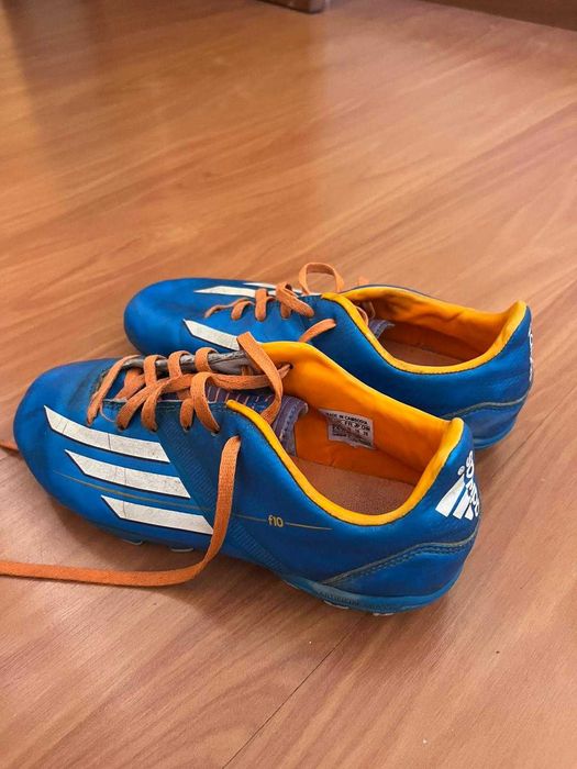 Chuteiras Adidas, tamanho 35, em bom estado.