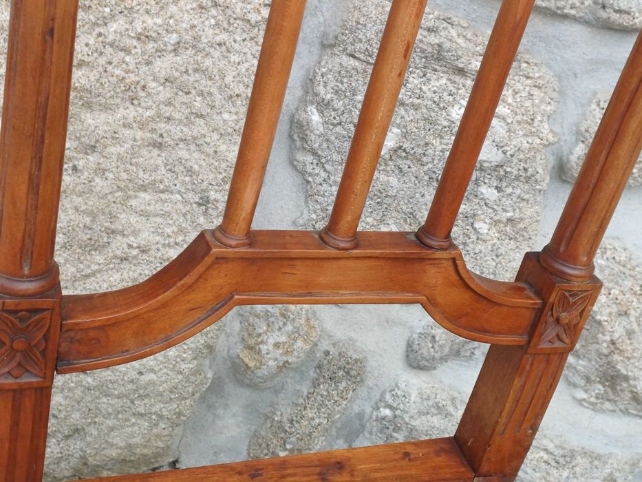 Cadeira muito antiga de madeira com assento em palhinha