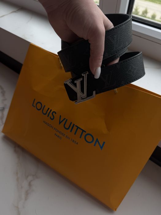 ременем Louis Vuitton з фірмовою пряжкою LV Initiales.
