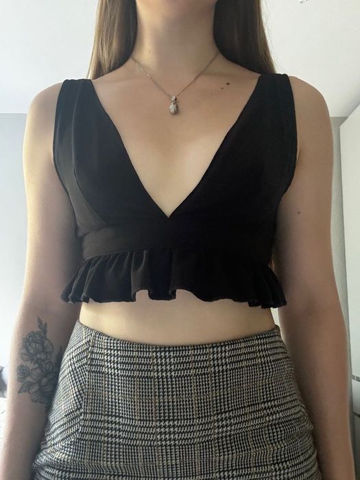 Топ чорний, з рюшами