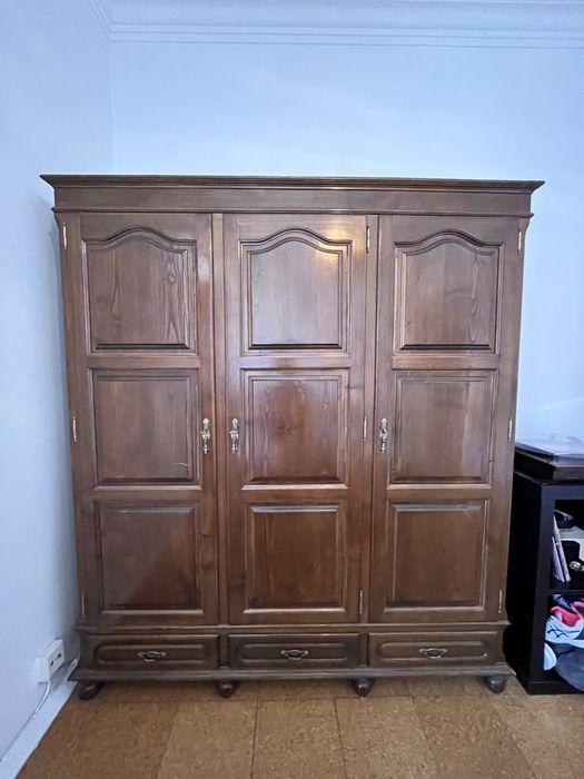 Roupeiro de Madeira Maciça