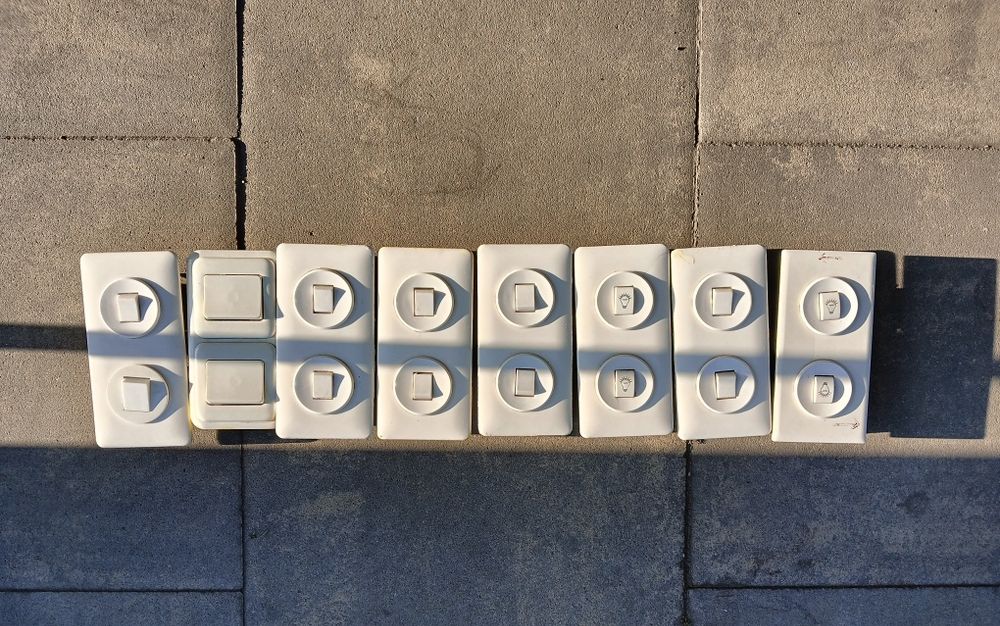 Włączniki i przełączniki światła z czasów PRLU