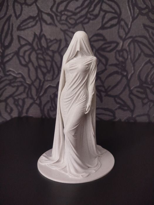 Статуетка, білий мармур