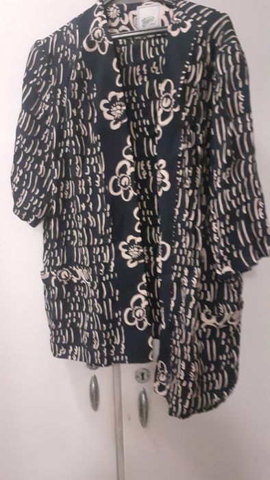 Casaco  preto e creme para por por cima dum vestido  ou blusa  tamanho