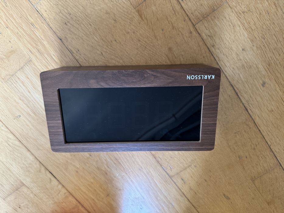 Relógio de Mesa Karlsson ‘BOXED’ LED – Madeira Escura (KA5899DW)