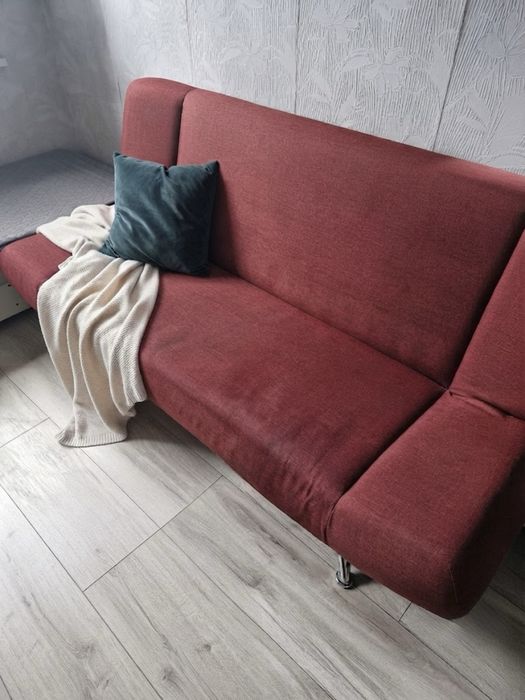 Czerwona sofa rozkładana z pojemnikiem – oddam za darmo