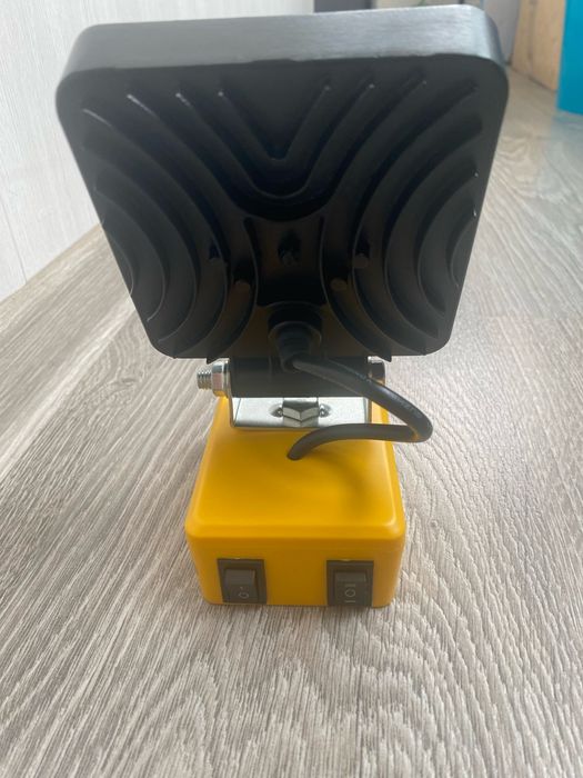 Фонарь прожектор 8 Вт под АКБ DeWalt 18В+ USB