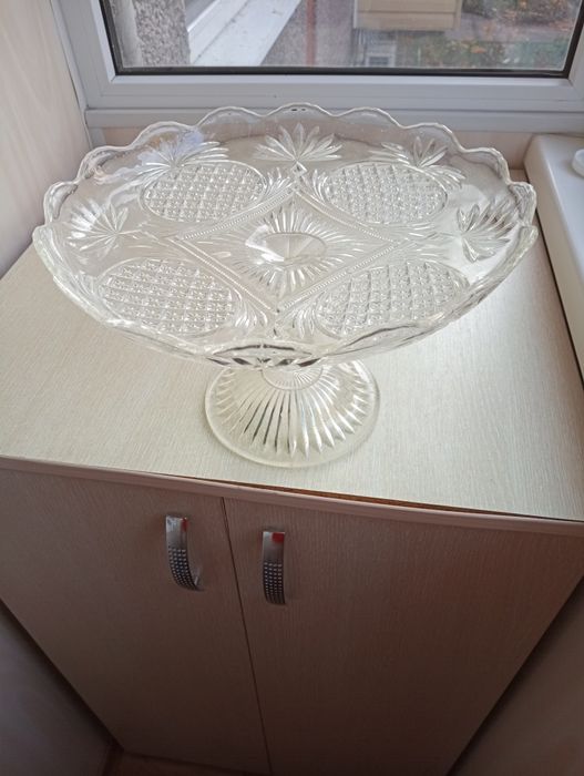 Кришталева фруктівниця на ніжці