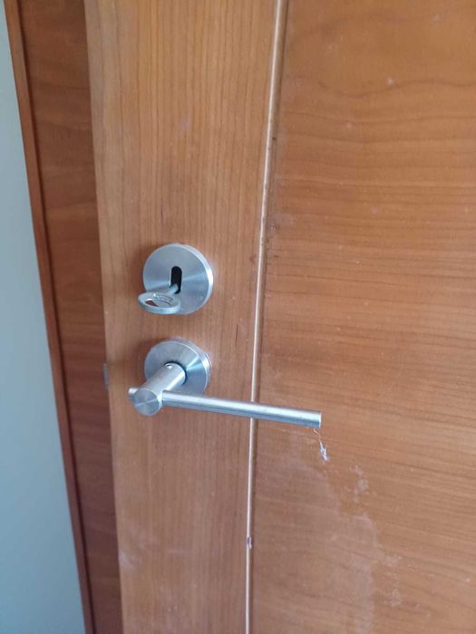 Vendo 6 Portas Interiores em Madeira (4 Portas Lisas + 2 com Vidro)