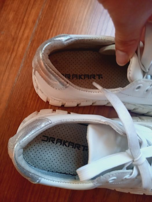 Sapatilhas brancas com pormenor prateado da Drakart