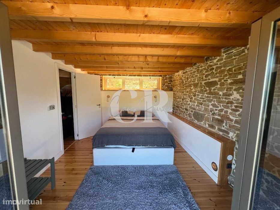 Casa de Pedra Renovada, Ruínas, Riacho, Poços e 15.570m2 de Terreno na