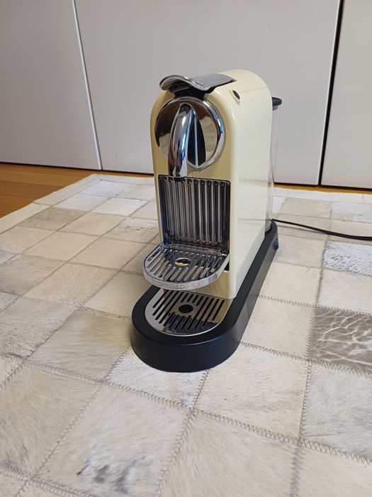 Máquina de café nespresso citiz, corresponde vintage e exclusiva.