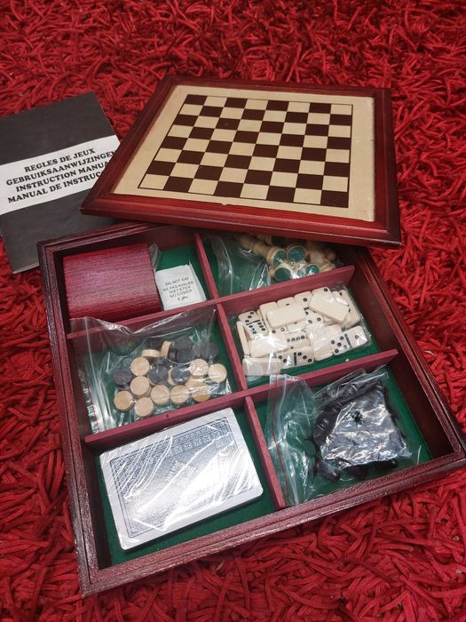 Conjunto de 5 jogos multi-jogo em caixa de madeira 

- Xadrez 
- Damas
- Dominó 
- 1 baralho de cartas 
- Poker de dados 

Completo e em óptimo estado