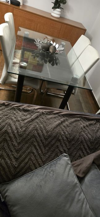 Mesa e cadeiras de sala