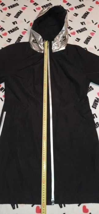 Плащ жіночий чорного кольору з срібними вставками та капюшоном.