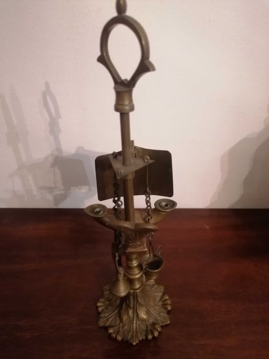 Antigo Candeeiro a Azeite de Latão em Forma de Peixe com Ferramentas