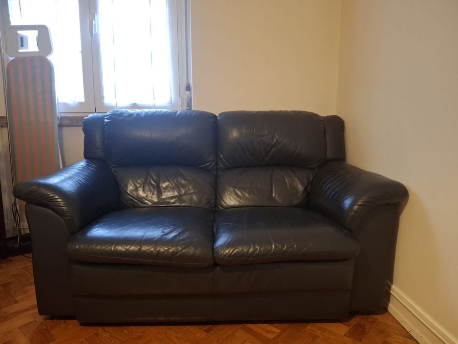 Sofá de 2 lugares em couro – confortável e resistente