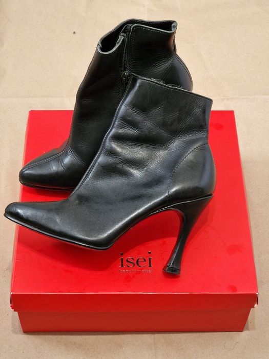 Чорні шкіряні жіночі ботильйони з гострим носком та високим каблуком