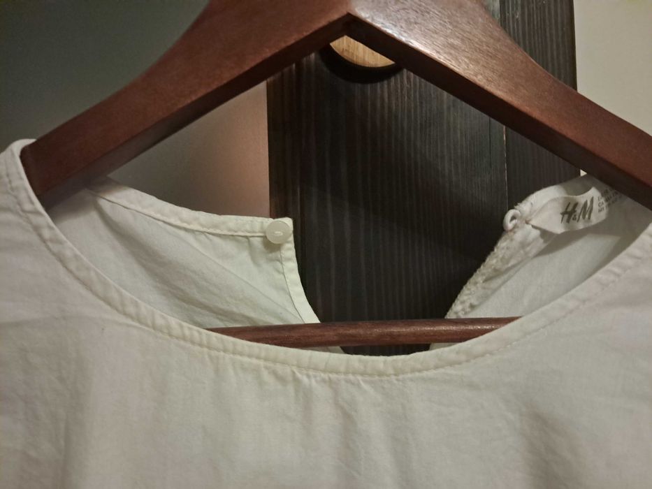 Elegancka biała bluzka z baskinką i bufkami h&m