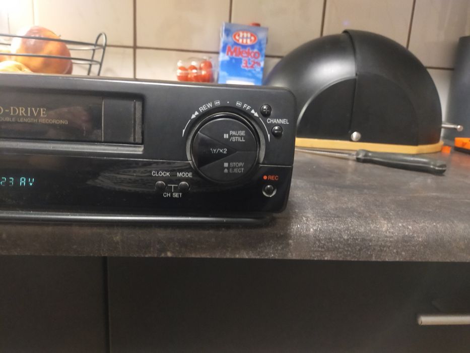 Dwa magnetowidy SARP I DAEWOO plus kilka  kaset w języku niemieckim