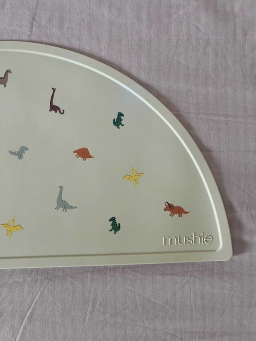 Individual de silicone Mushie meia-lua para criança, dinossauros, 47 c
