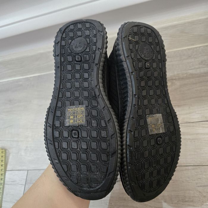Czarny damski sportowe materiałowe tenisówki trampki 37