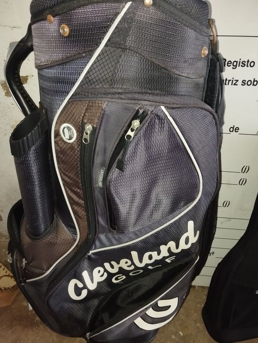 Vendo dois sacos de golfe novos um esta completo
