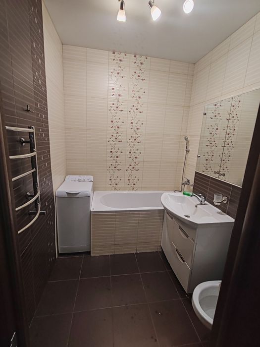 Здається в оренду 4х кімнатна квартира.