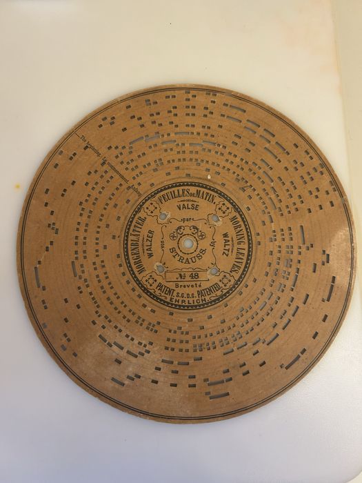 Disco de música antigo de cartão perfurado (placa de música) para órgão mecânico ou organete do sistema Ariston.