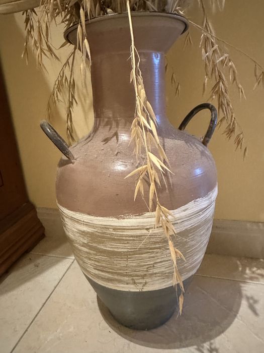 Vaso com folhas secas