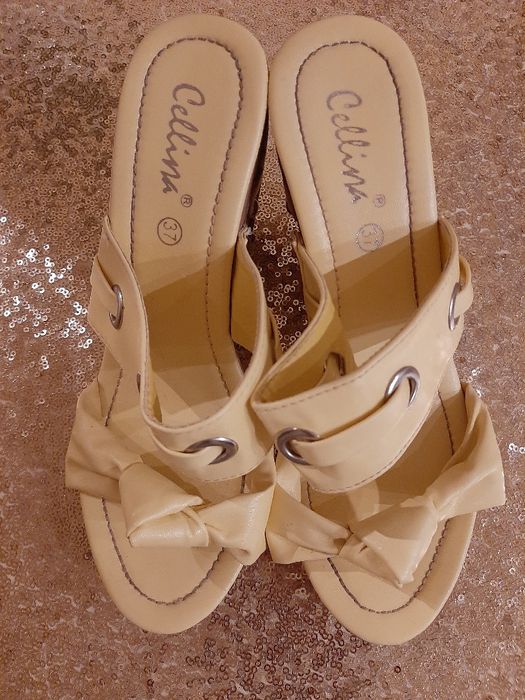 Żolte koapeczki na katurnie