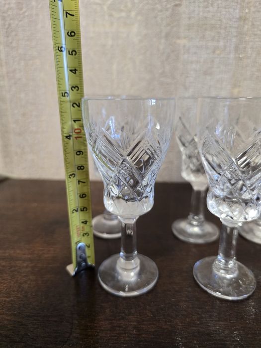 Хрустальні бокали на ніжці та салатник